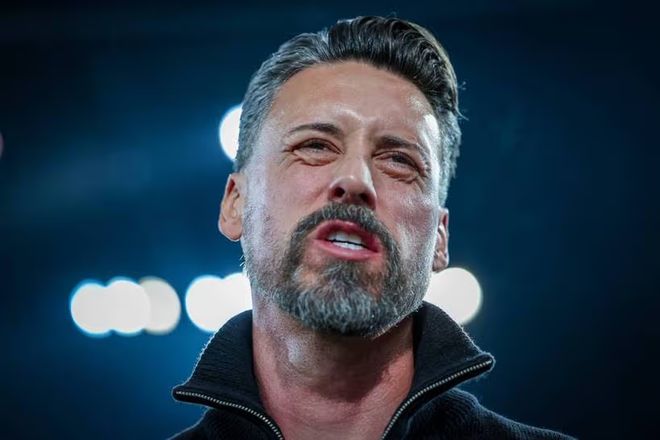 輸球后被球迷?huà)鞕M幅批評(píng)，奧格斯堡主帥：還以為說(shuō)的不是我