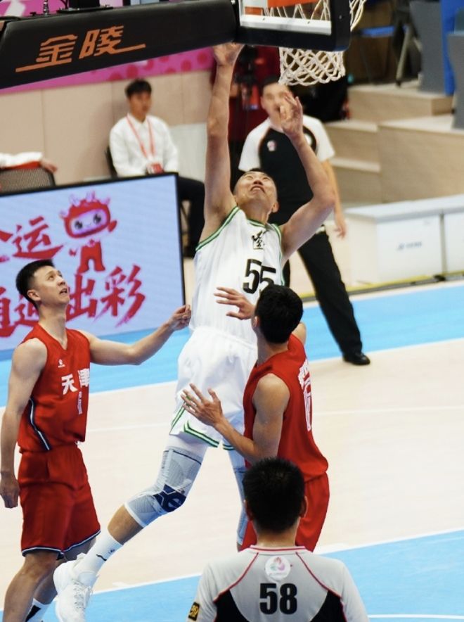 10分钟轰21分！难怪韩德君退役又被喊回来，杨鸣靠他客场打爆广东