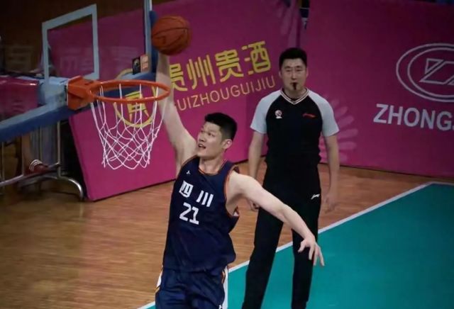 四川男籃13分大勝！淘汰北京隊，周琦33分14籃板，胡金秋24分