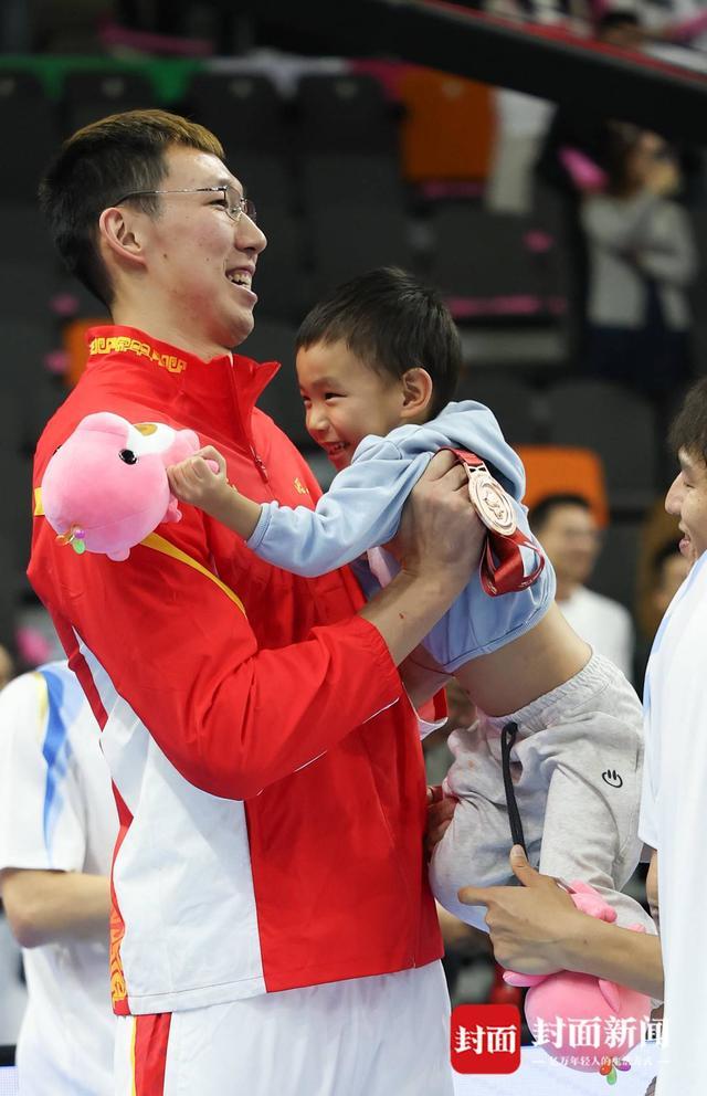 温馨有爱 周琦携幼子站上全运男篮领奖台