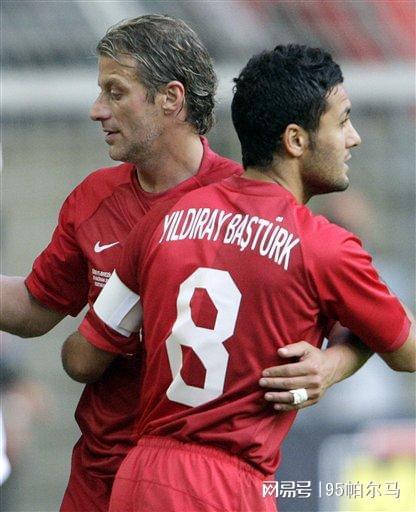 土耳其矮腳虎，24歲世界杯發(fā)光，31歲圓夢英超踢半場球，33歲退役
