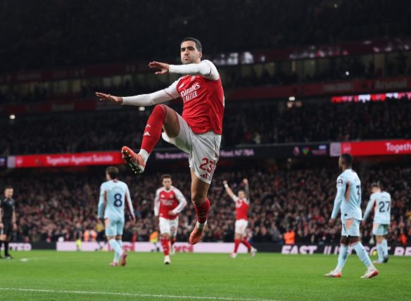 2:0！梅里諾化身梅超風(fēng)+薩卡破門，阿森納18場不敗，領(lǐng)跑英超歐冠