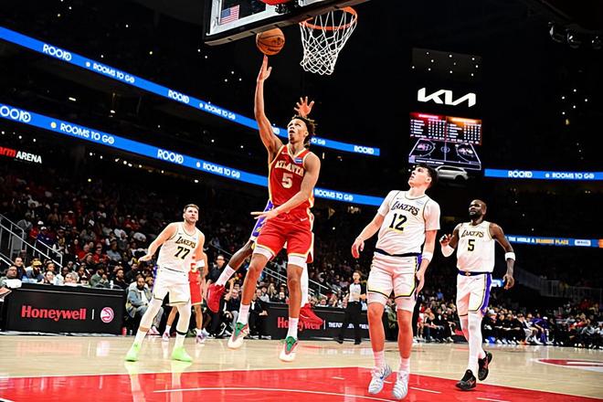 面對湖人刷出生涯助攻數(shù)新高，老鷹后場新星正在發(fā)生各種蛻變？