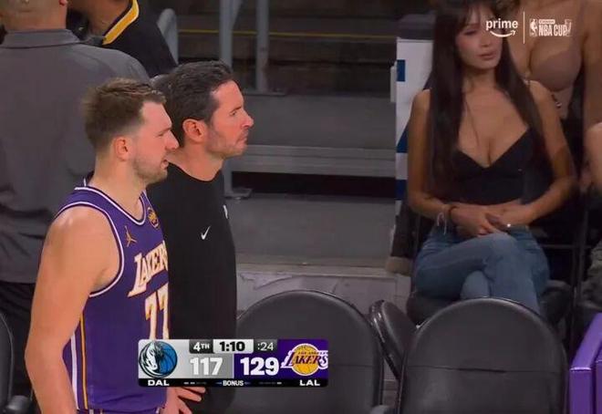 身材炸裂的美女球迷观战湖人！我给你们找到车牌了！