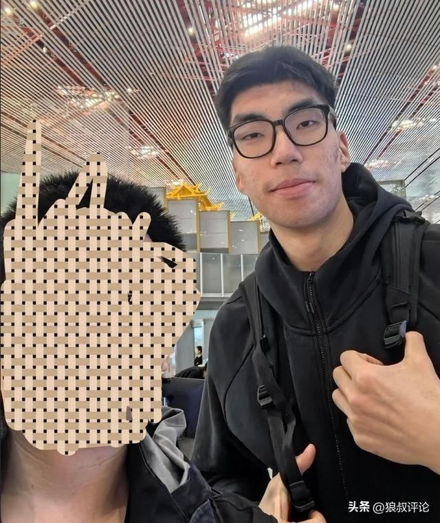 明天全运会首战！球迷偶遇男篮球员余嘉豪抵达北京国际机场