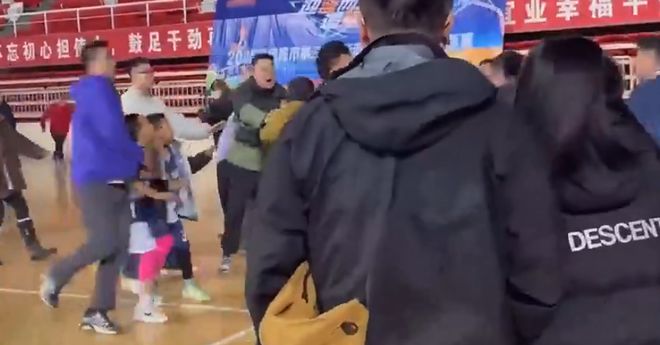恶劣！辽宁小篮球赛多位家长冲进场群殴 拽头发飞踢影响极坏