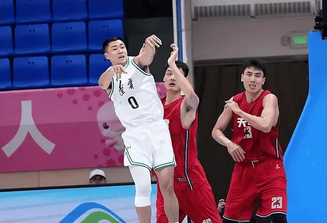 辽宁惨败广东！高诗岩+2将尽力，原帅被限制，韩德君遭针对！