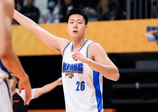 打得比范子铭好！张知垚对广厦暴走，许利民评攻强守弱，可当奇兵