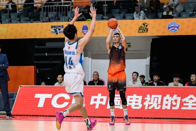 山东高速男篮昂首晋级俱乐部杯八强 阵容淬炼蓄力CBA新赛季