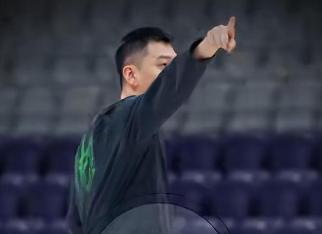 辽宁更新对抗训练！杨鸣激情执教，张陈治锋强硬上篮，姜宇星空切