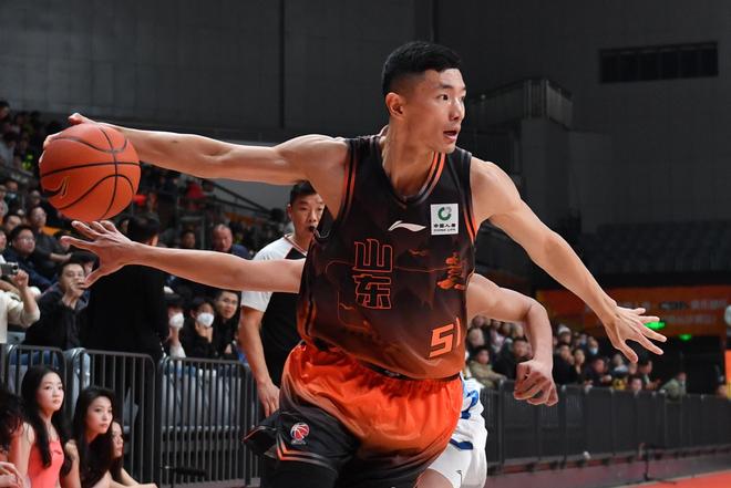 山东男篮新赛季首秀看点十足，两大新援是关键，内线双塔存隐患