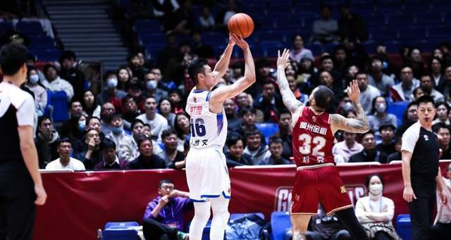 赛季首秀爆冷输球，山东旧帅被喊下课也白搭，人家手握免罪金牌呢