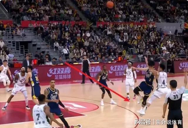 建议广东队上诉，南京队4号无影脚，徐杰被打伤，裁判都被骗了