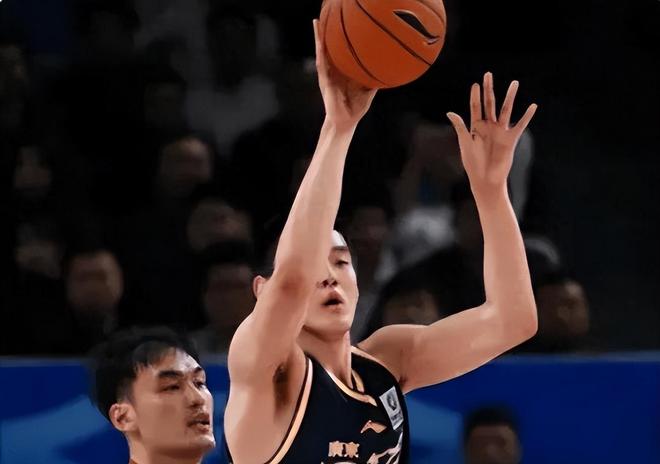 广东加时险胜同曦，一人完美首秀，两人令杜锋极为不满