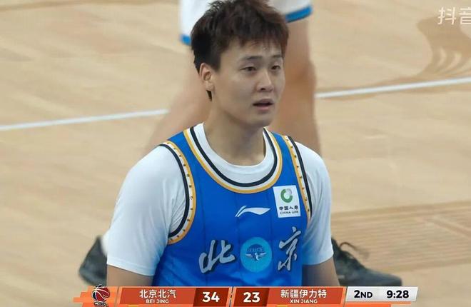 北京男篮造CBA惨案，27分大胜新疆，陈盈骏29+8堪比外援 齐麟16+5