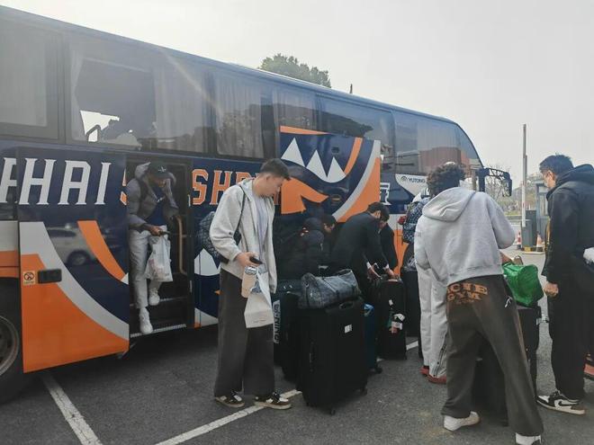 上海男篮顺利抵丹！王哲林、张镇麟等球员现身！