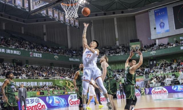 卢伟：张镇麟和弗格对于防守体系不够熟，在场上要跟他们多讲