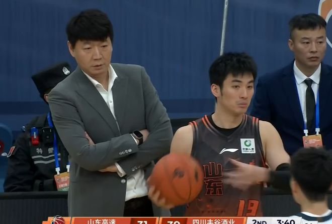CBA山东险胜全华班四川，末节被打17比0，陈林坚压哨三分救主