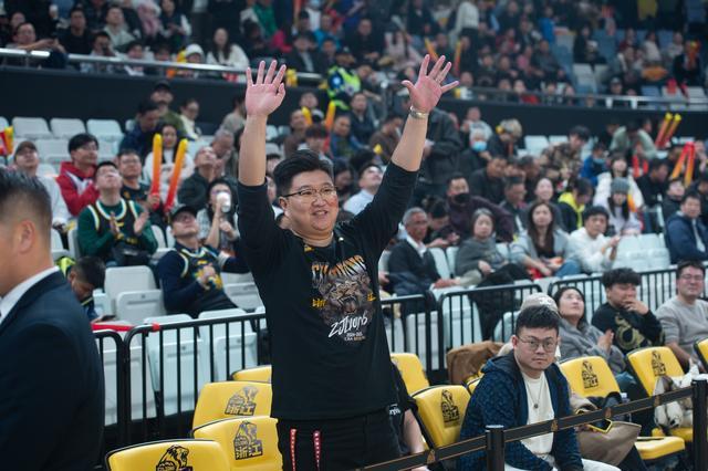 广厦球迷亚洲杯现场助威男篮，广厦邀其回国观揭幕战并赠礼