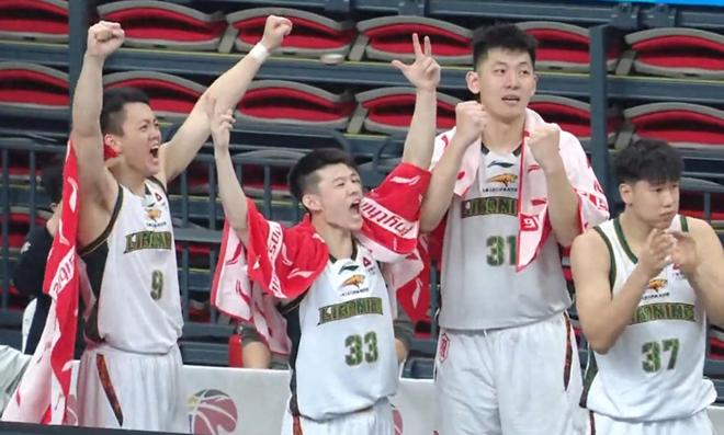 陈盈骏压哨命中，半场砍下13分！CBA焦点战：首钢半场领先辽宁1分