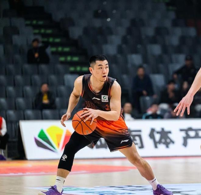 高诗岩3中0鲍威尔打铁，克里斯29+4+4救主，山东险胜全华班四川