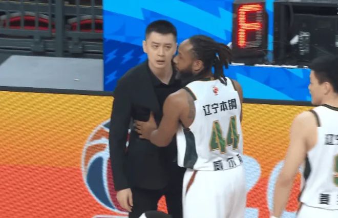 威尔斯谈CBA裁判争议判罚：有一些吹罚无法理解