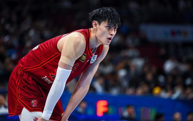 出去溜达一圈发现没人要，郭士强爱将回来了，搭档赵睿周琦冲冠吧