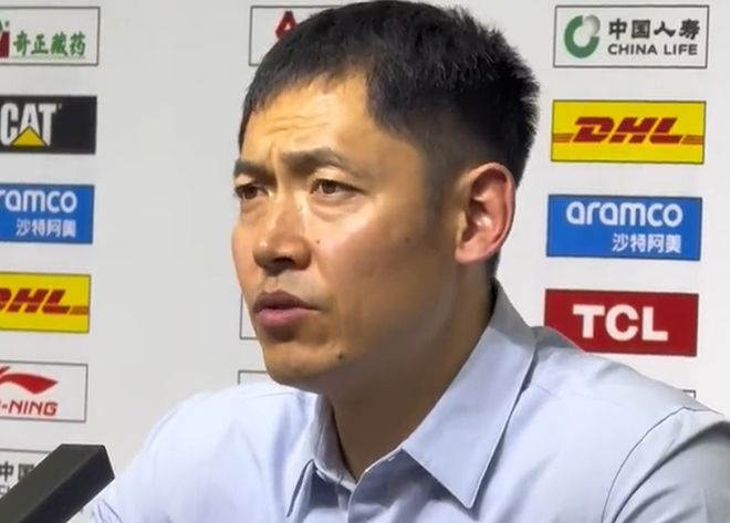 输新疆发布会！张庆鹏主动致歉回应篮板问题，邹雨宸亲承尽快解决