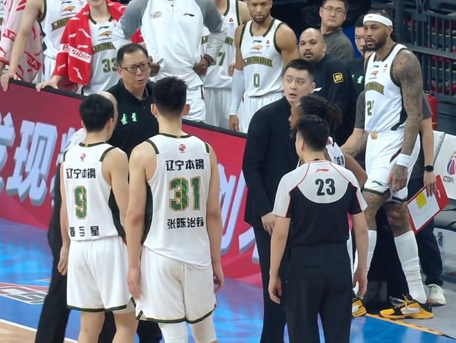 杨鸣凌晨两点发视频怒怼裁判：沉默只能换来得寸进尺 或被CBA追罚