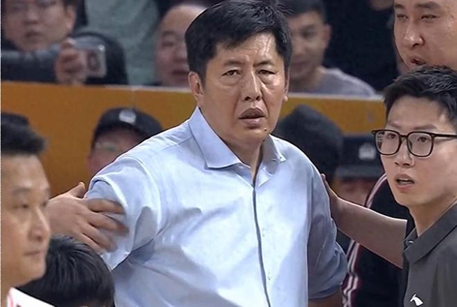 有趣！打不赢就用“腿功”？铁腿伸出救山西，球迷：打日本带上他