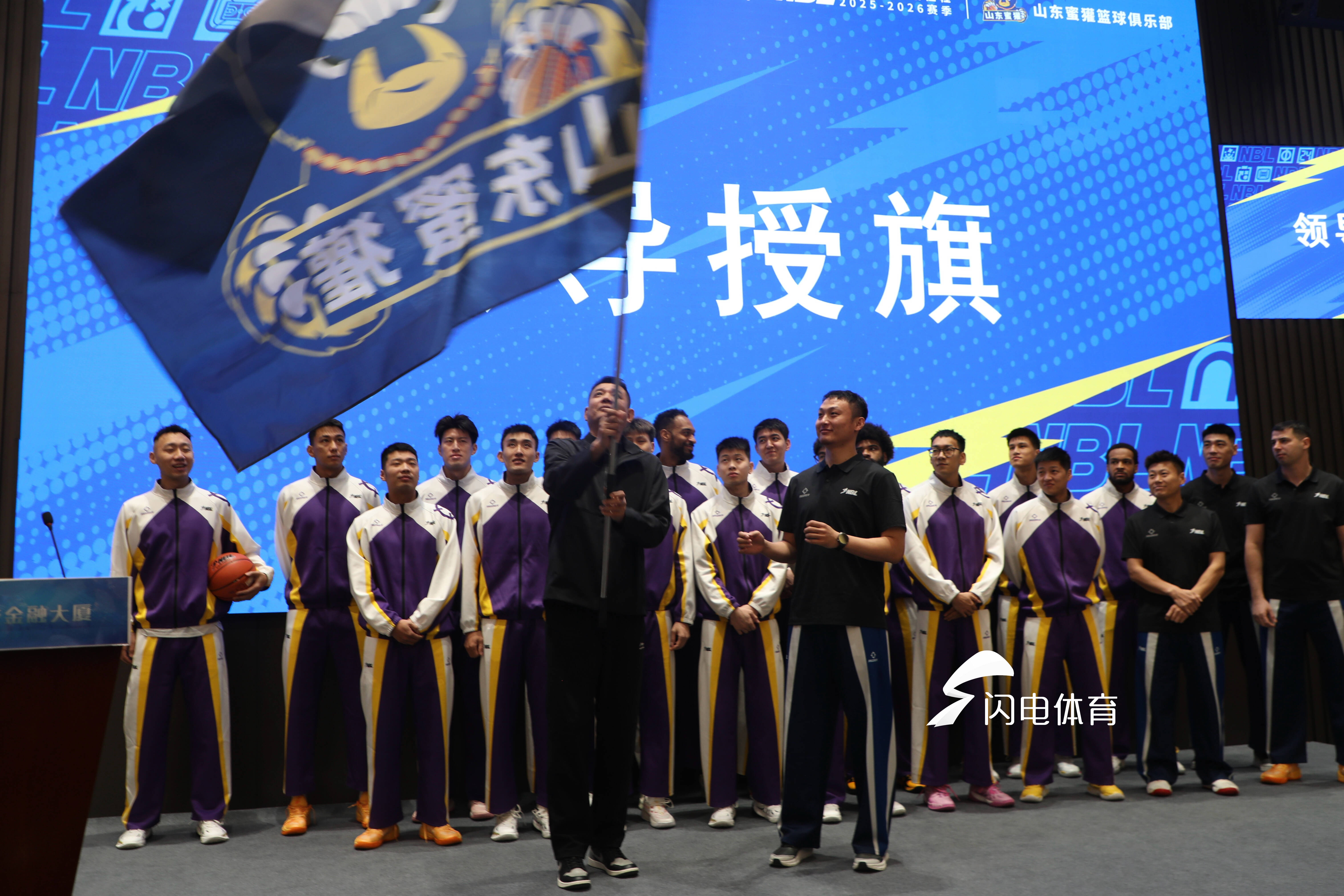 恩师授旗，新帅出征！王汝恒从巩晓彬手中接过山东蜜獾NBL战旗