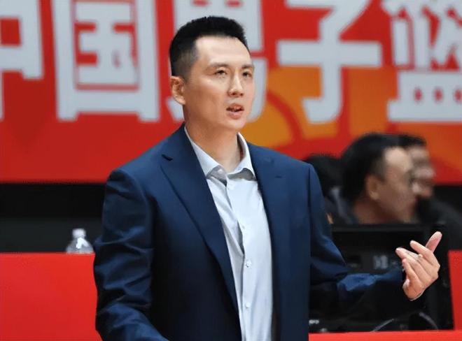 胜江苏发布会！卢伟亲承总结防守问题，甩锅洛夫顿，王哲林却反驳