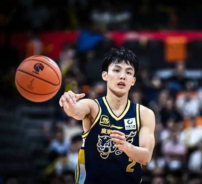 广东3消息！徐杰迎生涯之夜，杜锋揪出最大水货，胡明轩又梦游