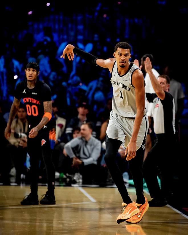 NBA杯决赛：尼克斯124-113力克马刺，52年后再次染指冠军奖杯