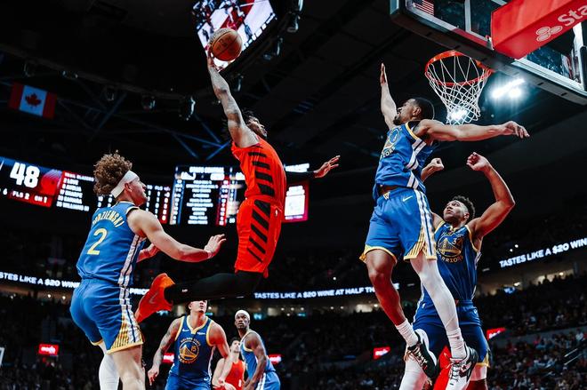 科尔又作妖！库里15分1板，勇士半场62-61开拓者！