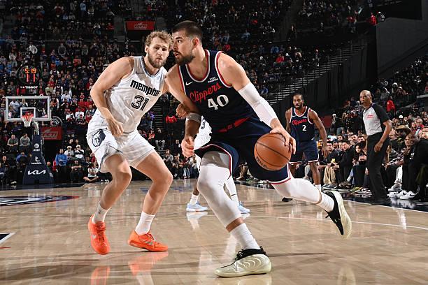 攻防兩端都被對(duì)手各種打爆，快船內(nèi)線(xiàn)支柱也開(kāi)始變得斗志全無(wú)了？