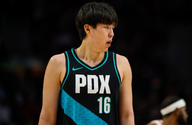 楊瀚森NBA生涯總分超周琦：11中3轟8+4+3+1+1 首進三分空接暴扣