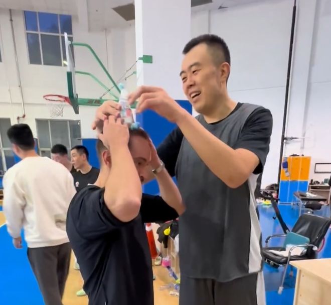 辽篮为外教庆生！继伟舔蛋糕，高诗岩与队友摁头，韩德君笑开花！