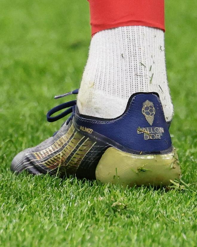 在对阵勒沃库森的比赛中,登贝莱穿上了金球奖定制战靴