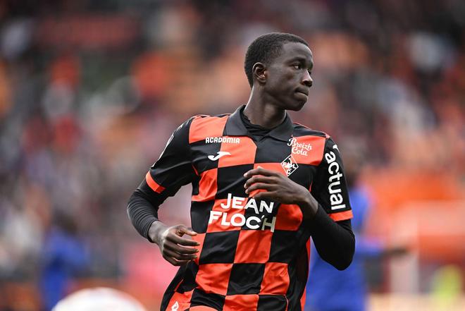 跟队记者:药厂外租后卫法耶重伤,已从洛里昂返回德国