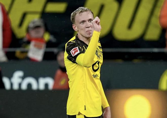 拜尔:头被撞得晕乎乎的;没什么比在南看台前进制胜球更美好