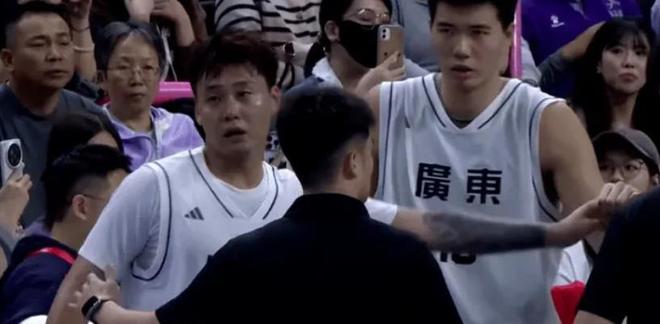 广东队首战告捷，徐杰19分全队最高却遭杜锋批评，赵睿激动哭了