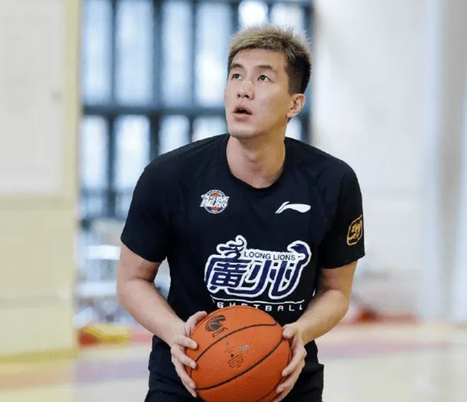 郭艾倫正式回廣州備戰(zhàn)新賽季！與主帥愉悅溝通，狀態(tài)保持不錯！