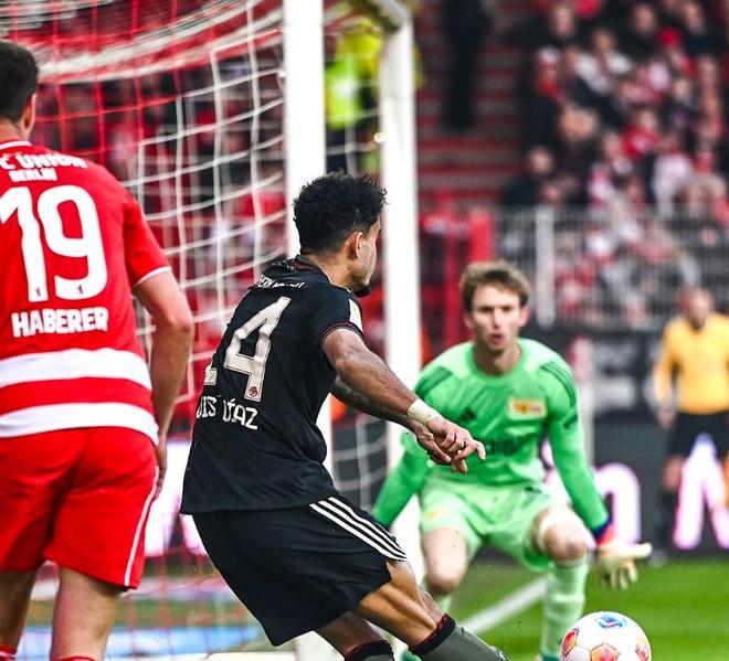 預(yù)定普斯卡什！迪亞斯0角度射門神仙球，拜仁7000萬歐花的太值了