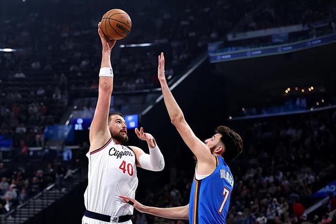 比賽態(tài)度出了問題？快船內(nèi)線支柱本賽季的下滑速度也太夸張了？