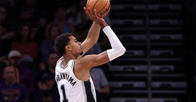 海斯：文班身高7尺5卻做著東契奇那種瘋狂的事 簡(jiǎn)直不可思議