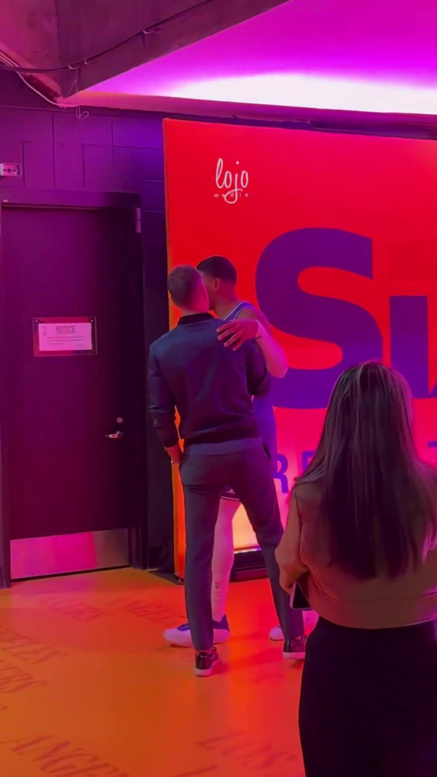 湖人战胜快船赛后，总经理佩林卡在球员通道等待詹姆斯东契奇等人