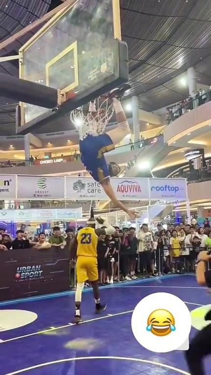 菲律宾库里暴扣倒挂篮筐，不知道美国库里能不能做到