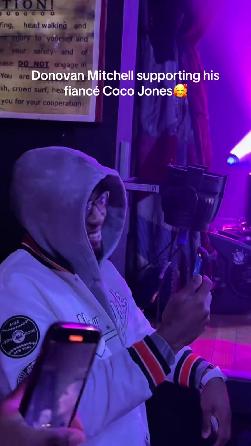 米切尔去看演唱会被粉丝抓到