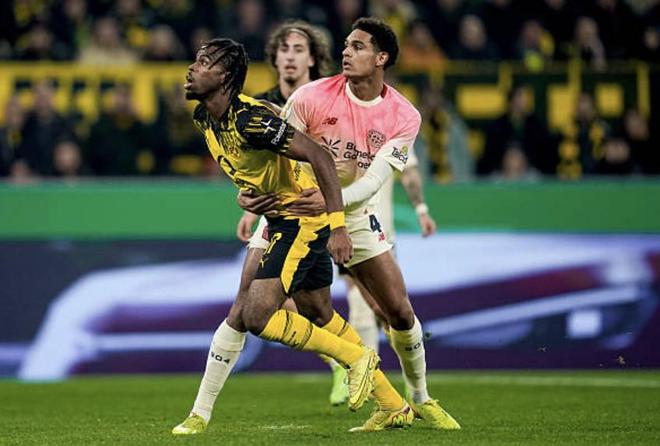 主裁：夸安萨拉拽丘库埃梅卡没判罚？这是极轻微、无效的拉拽